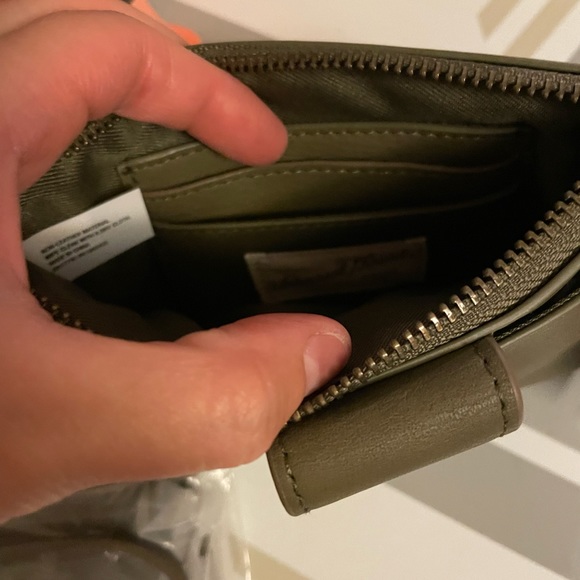 NWT universal thread wristlet - Picture 3 of 6